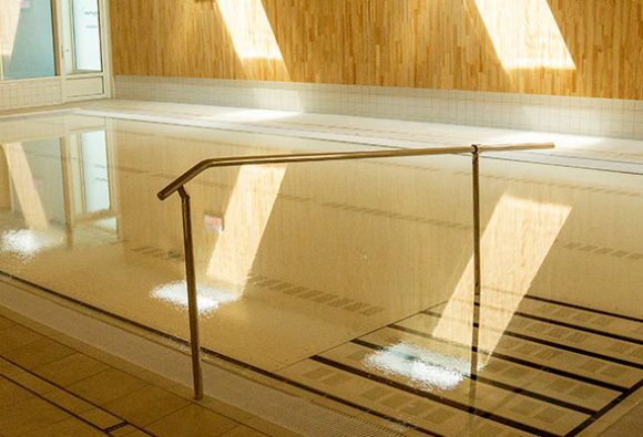Therapiebad Waardergolf installiert Hubboden mit Treppe