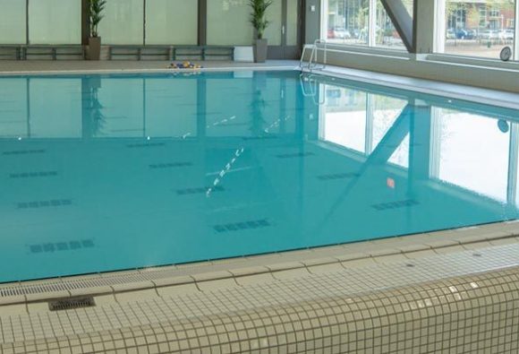 Schwimmbad „de Crommenije“ bekommt Hubboden